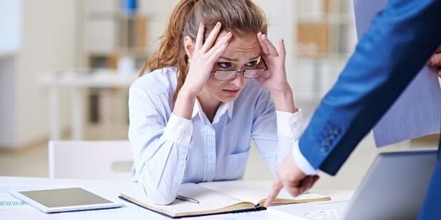 3 Alasan Mengapa Sebaiknya Kamu Tidak Curhat Soal Capek Kerja