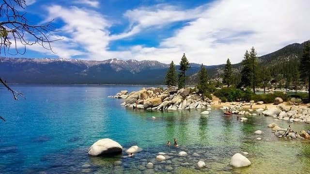 Berikut Ini 5  Danau Terindah di Dunia, Ada yang dari Indonesia Lho!