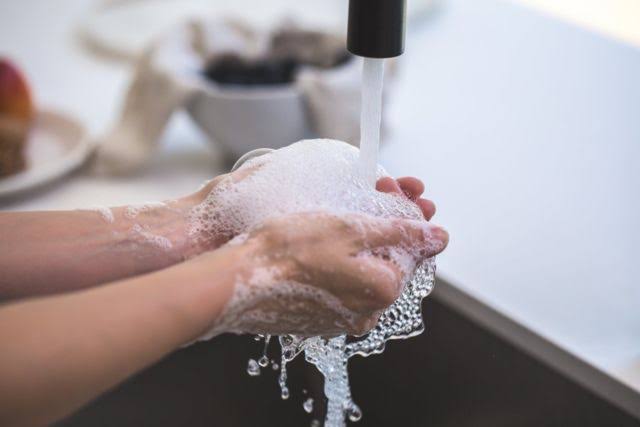 Dari Usia Berapa Anak Bisa Diajarkan Mencuci Tangan Sendiri?