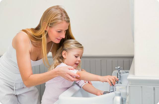 Dari Usia Berapa Anak Bisa Diajarkan Mencuci Tangan Sendiri?