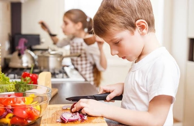 Ini Dia Pentingnya Anak Belajar Memasak Sejak Usia Dini
