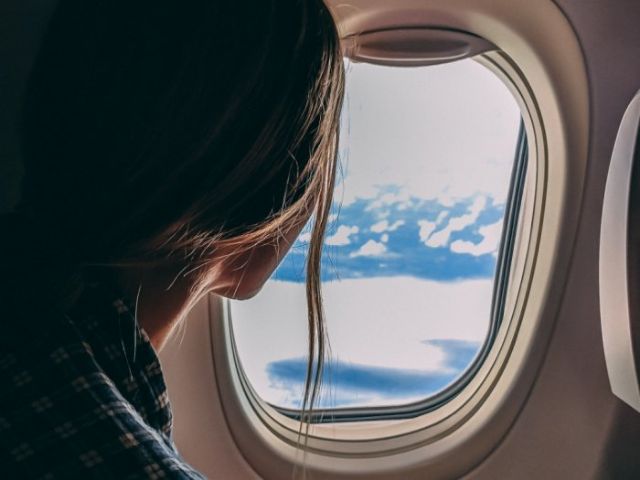 Duduk Dekat Jendela Pesawat Dapat Menurunkan Risiko Terkena Virus Penyakit