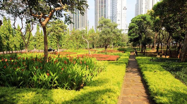Bosan Ke Mall? Ini 7 Taman Kota Jakarta yang Bisa Kamu Kunjungi