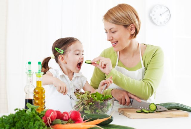Ajarkan Pola Makan Sehat Pada Anak Dengan 7 Tips Ini