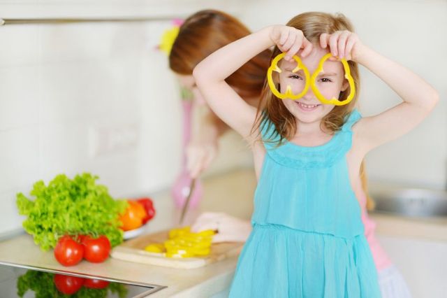 Ajarkan Pola Makan Sehat Pada Anak Dengan 7 Tips Ini