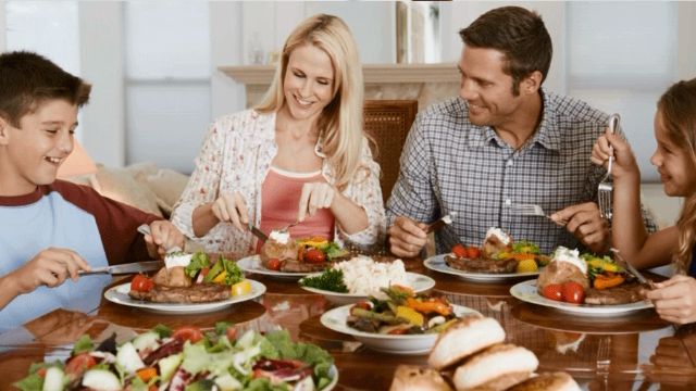 Ajarkan Pola Makan Sehat Pada Anak Dengan 7 Tips Ini