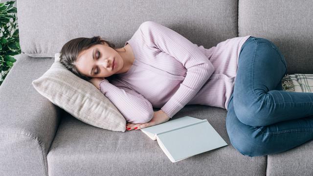 Sulit Tidur Karena Cemas Akan Berita Covid-19? Yuk, Terapkan 5 Tips ini!