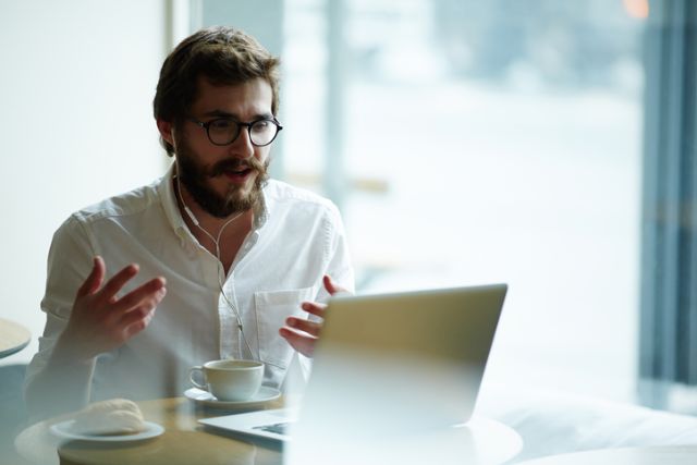 Lakukan 4 Tips Ini Agar Wawancara Kerja via Video Call Sukses!