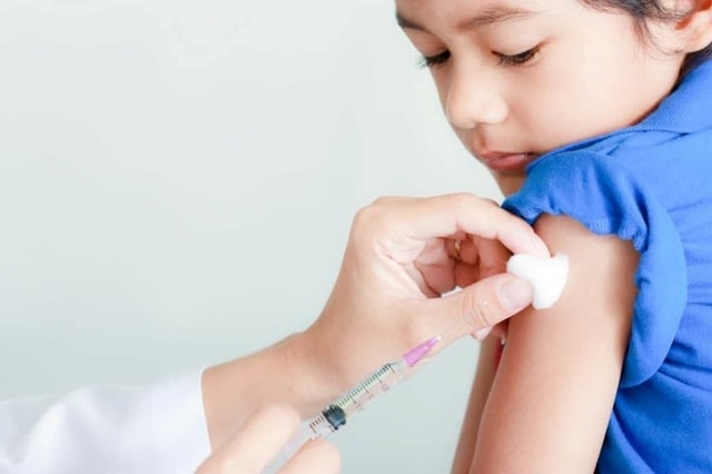 7 Mitos dan Fakta Tentang Imunisasi Anak yang Mesti Kamu Ketahui, Nih!