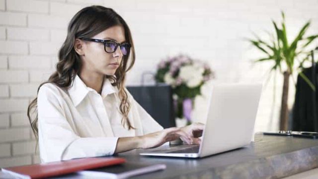 WFH: 7 Tips Jaga Kesehatan Mata saat Menatap Layar Gadget