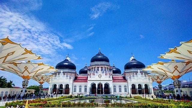 Ini 5 Masjid Terindah di Indonesia! Ada yang Mirip Taj Mahal, lho