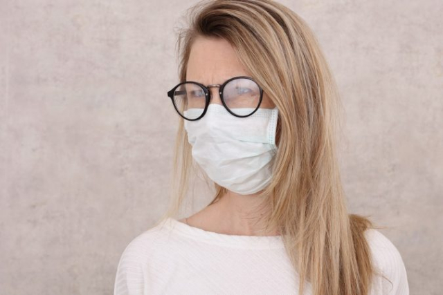 Kacamata Mengembun Saat Pakai Masker? Ini 3 Tips Mudah Mencegahnya!