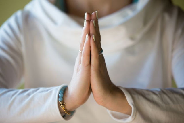Sebelum Pandemi Covid-19: Ini 6 Salam Berjarak yang Sudah Digunakan!