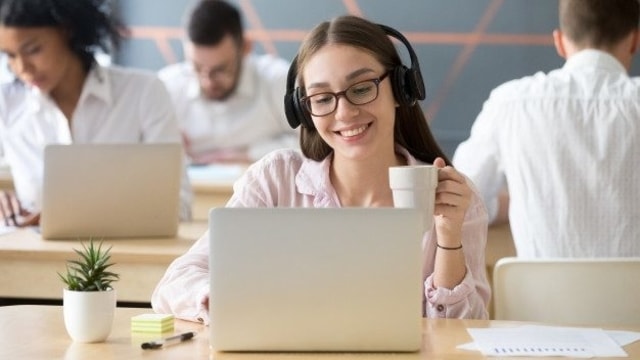 Ketahui 4 Alasan Mendengarkan Lagu Dapat Meningkatkan Semangat Kerjamu! | Enervon