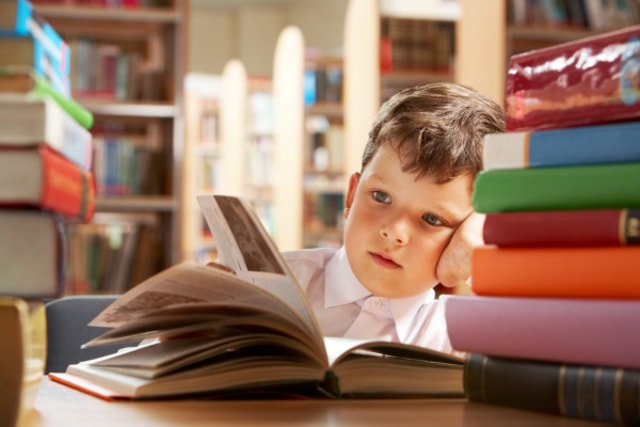 Ada 4 Hal yang Bisa Kamu Lakukan Ketika Anak Sulit Belajar Membaca