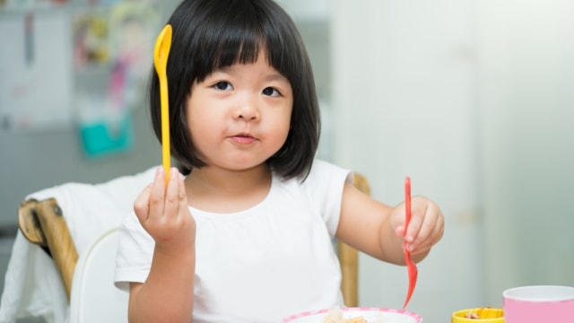 Mendidik Anak Untuk Makan Sendiri, Cara Apa yang Bisa Dilakukan Orangtua?