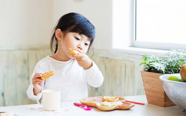 Mendidik Anak Untuk Makan Sendiri, Cara Apa yang Bisa Dilakukan Orangtua?