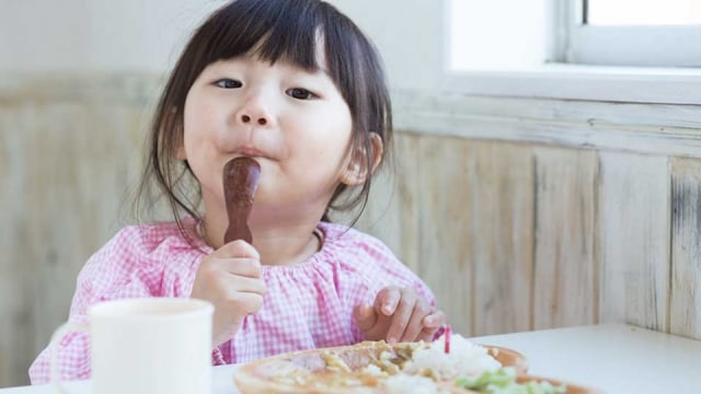 Mendidik Anak Untuk Makan Sendiri, Cara Apa yang Bisa Dilakukan Orangtua?
