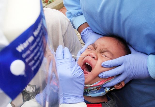 Harus Ajak Anak Tes Swab? Terapkan Tips Ini Biar No Drama!