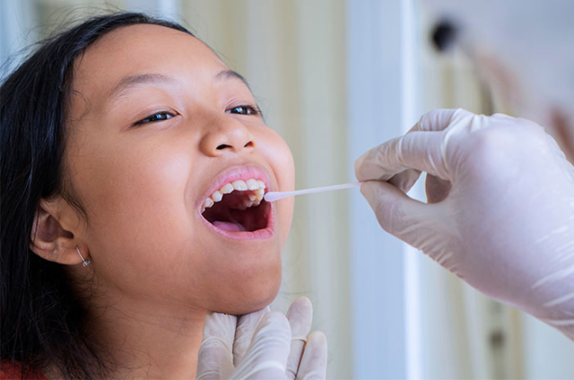 Harus Ajak Anak Tes Swab? Terapkan Tips Ini Biar No Drama!