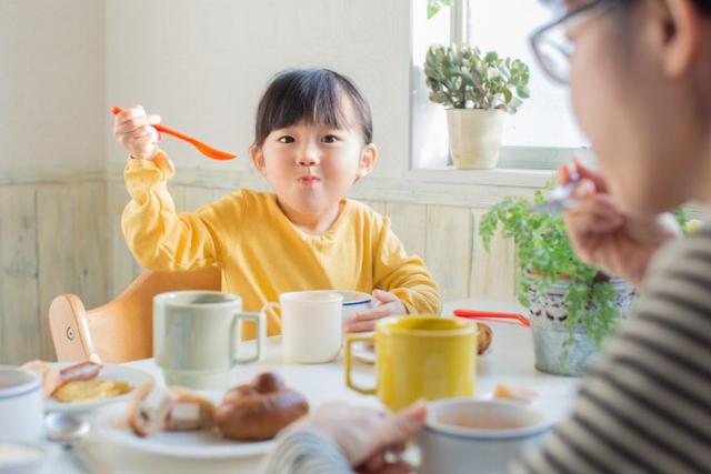 Anak Tetap Hidup Sehat Selama Pandemi, Terapkan Pola Makan Ini Yuk, Moms!