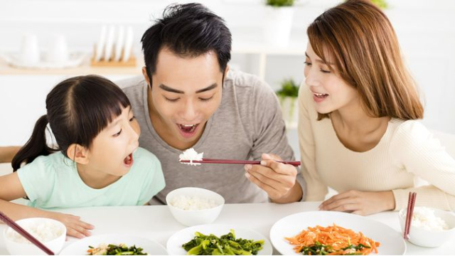 Anak Tetap Hidup Sehat Selama Pandemi, Terapkan Pola Makan Ini Yuk, Moms!