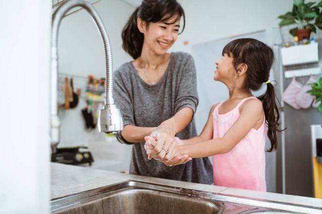 Moms, Ajarkan 5 Tata Krama Saat Makan Ini Pada Anak Yuk!