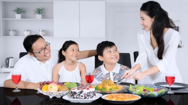 Moms, Ajarkan 5 Tata Krama Saat Makan Ini Pada Anak Yuk!