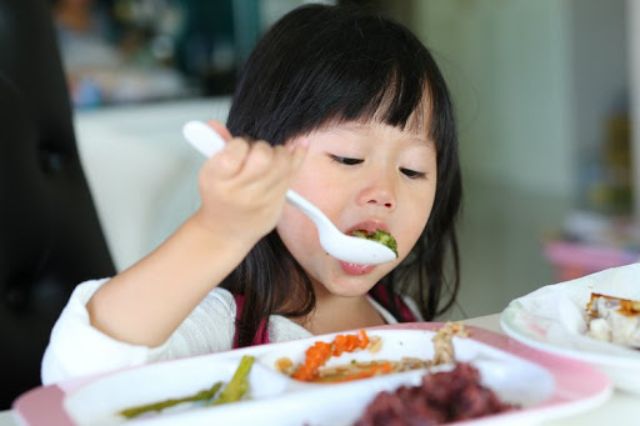 Moms, Ajarkan 5 Tata Krama Saat Makan Ini Pada Anak Yuk!