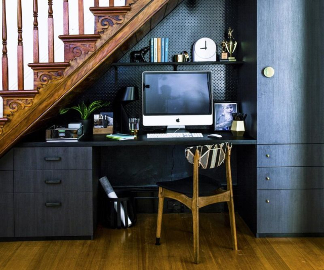 Bikin Rumah Makin Cantik, Yuk Coba 5 Dekorasi di Bawah Tangga Ini