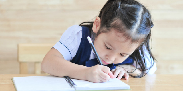 Ajari Anak Belajar Menulis Huruf? Moms, Coba 5 Cara Menyenangkan Ini Ya!