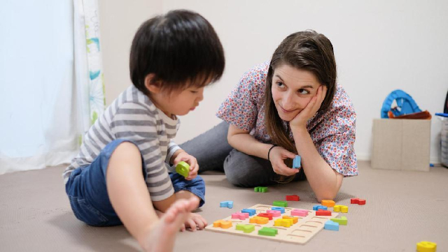 Ajari Anak Belajar Menulis Huruf? Moms, Coba 5 Cara Menyenangkan Ini Ya!