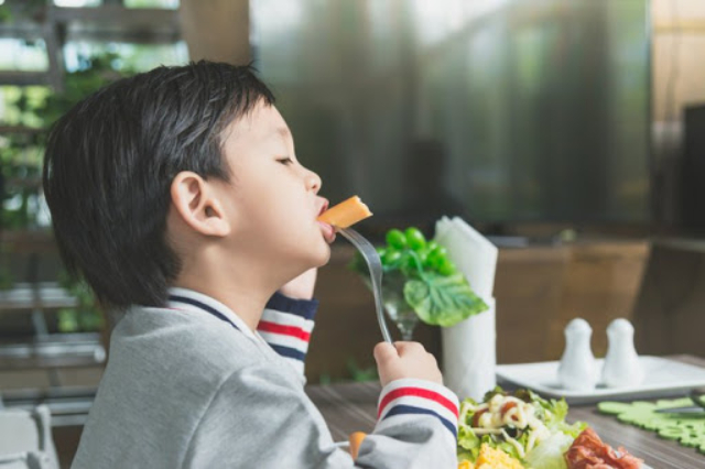 5 Tips Cegah Anak Sakit Selama Puasa, Wajib Moms Ketahui Nih