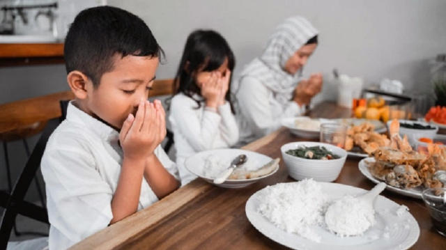 Berkaitan Perkembangan Anak, Kapan Waktu Tepat Ajarinya Berpuasa?