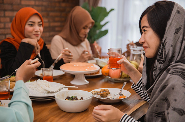 Kenali Risiko Penularan Covid-19 Saat Berbuka Puasa Bersama