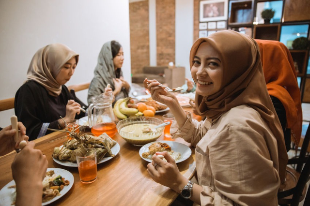 Tetap Bugar Selama Lebaran, Yuk Terapkan 6 Pola Makan Sehat Ini!