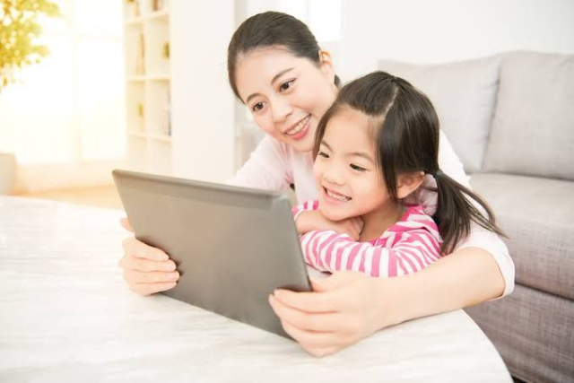 Anak Bermain Gadget: Berapa Jam Waktu Ideal Gunakannya Setiap Hari?