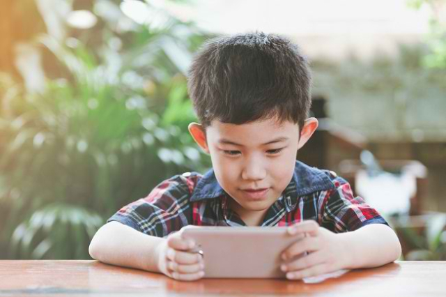 Anak Bermain Gadget: Berapa Jam Waktu Ideal Gunakannya Setiap Hari?