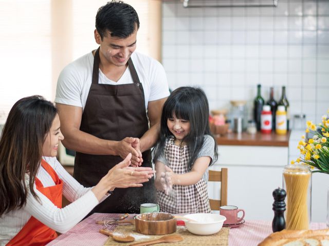 Masak Bareng Anak di Akhir Pekan Punya Banyak Manfaat Lho, Apa Saja?