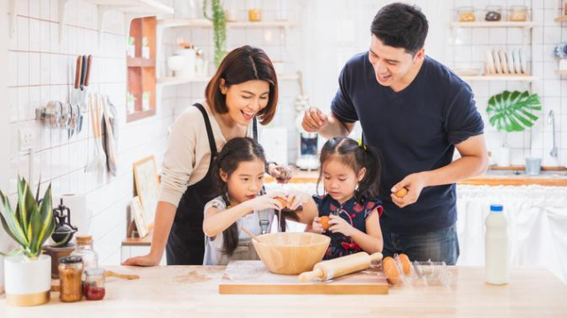Masak Bareng Anak di Akhir Pekan Punya Banyak Manfaat Lho, Apa Saja?