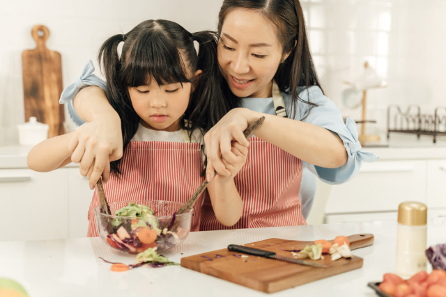Masak Bareng Anak di Akhir Pekan Punya Banyak Manfaat Lho, Apa Saja?