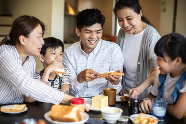 Generasi Sandwich: Definisi dan Tantangan yang Sering Dihadapi