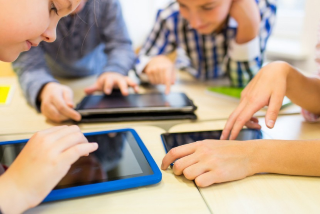 Moms, Kendalikan Hobi Main Gadget Anak Dengan Parental Control, Yuk!