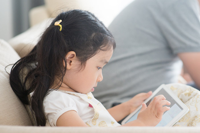 Moms, Kendalikan Hobi Main Gadget Anak Dengan Parental Control, Yuk!