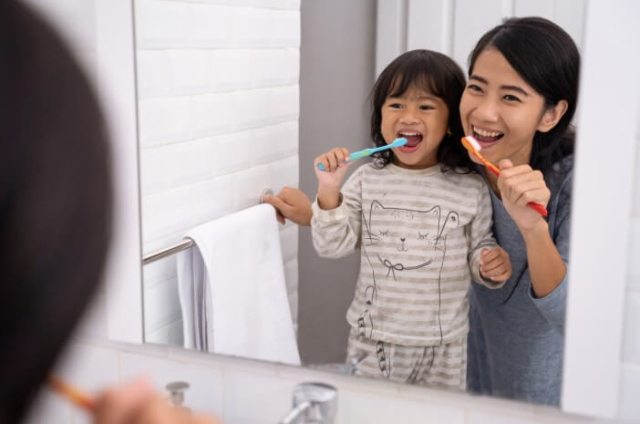 5 Kebiasaan Menjaga Kebersihan Diri yang Perlu Diajari pada Si Kecil
