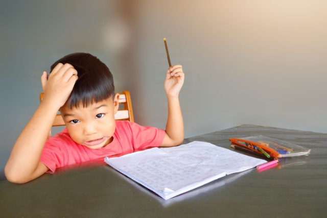 Si Kecil Alami Kesulitan Belajar, Mungkin Ini 4 Penyebabnya