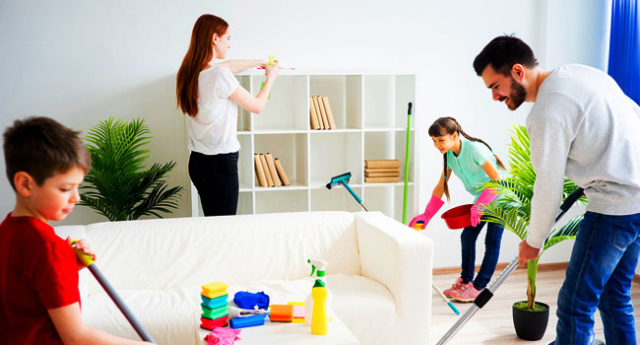 5 Tips Membersihkan Rumah Bareng Keluarga, Dijamin Seru Lho