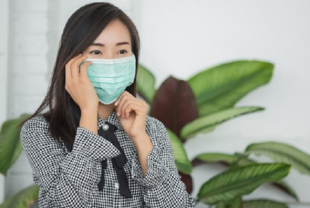 Tak Boleh Rangkap 2 Masker Medis, Ternyata Ini Alasannya Lho