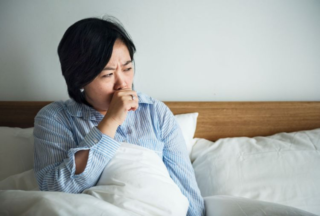 Jangan Panik! Begini Cara Bantu Redakan Batuk Covid Selama Isolasi Mandiri