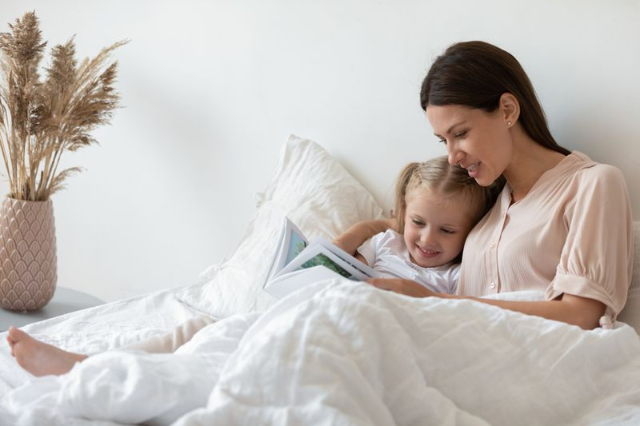 Membacakan Dongeng Sebelum Tidur, Apa Sih Manfaatnya Untuk Anak?